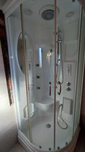 uma casa de banho com um chuveiro e um lavatório. em ΞΕΝΩΝΑΣ ΘΕΑ em Palaios Agios Athanasios