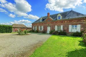 a large brick house with a yard at La Goupillère - Ancienne école totalement rénovée 