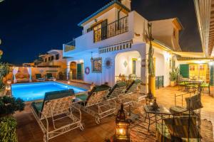 une villa avec une piscine la nuit dans l'établissement Riad Serpa Galé - Luxury, private pool, AC, wifi, 5 min from the beach, à Guia