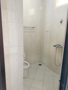 ein Bad mit einem WC und einer Duschkabine in der Unterkunft KS Hotel in Cilacap