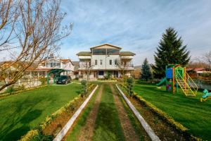 una casa con patio y parque infantil en House with Garden and Balcony in Kartepe, en Izmit