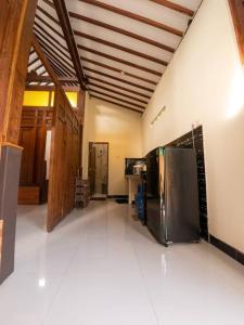 uma cozinha com um frigorífico no meio de um quarto em Kampung house Godean Sleman Yogyakarta em Godean