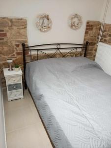 1 dormitorio con 1 cama y mesita de noche con mesita de noche en Dora's house en Katarráktis