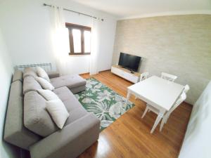 a living room with a couch and a table at Caldas da Rainha's Green & Brown in Caldas da Rainha