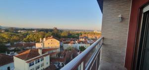 Blick auf die Stadt vom Balkon eines Gebäudes in der Unterkunft Caldas da Rainha's Green & Brown in Caldas da Rainha