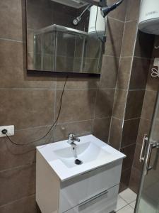 アロナにあるCasa Tavio 1のバスルーム(白い洗面台、鏡付)