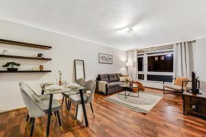 a living room with a table and a couch at Spacious 1 Bed next to Baker St in London