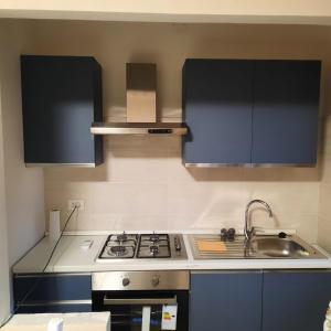 a kitchen with a stove and a sink at Da Debbyquattro in Pisa