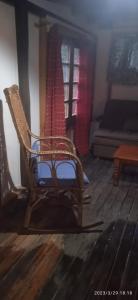 巴拉德瓦利扎斯的住宿－Magavilla，带壁炉的客厅内的摇椅