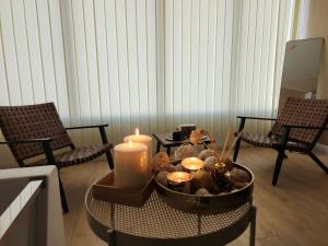 sala de estar con 2 sillas y mesa con velas en Al Qand Chalet For Families Only, en Bahía de la Media Luna