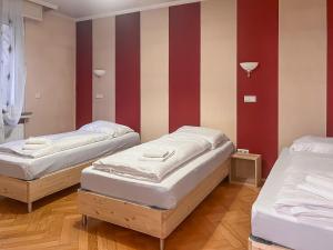 2 camas en una habitación con rayas rojas y blancas en T&K Apartments - Erkrath - 4 Zimmer Apartments, en Erkrath