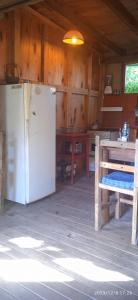 巴拉德瓦利扎斯的住宿－Magavilla，小屋内的厨房配有冰箱和桌子