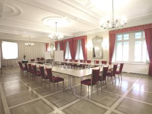 Hotel Post Glarnerhof في غلروس: غرفة طعام كبيرة مع طاولة وكراسي