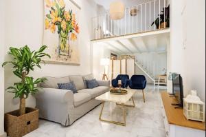 a living room with a couch and a table at Loft en Centro de Sevilla con Parking gratis in Seville