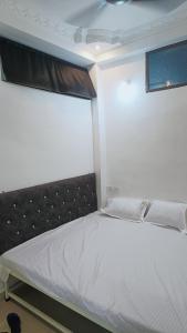 Posteľ alebo postele v izbe v ubytovaní Hotel 100 Meter