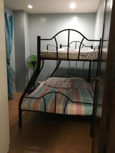 Двухъярусная кровать или двухъярусные кровати в номере The Mariemel's Condo at the Courtyards Goshen
