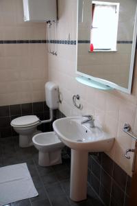A bathroom at Apartments Čuljak Rab