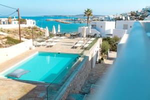 Bazén v ubytování Adonis Hotel Studios & Apartments nebo v jeho okolí