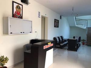a room with chairs and a projection screen on the wall at Sri Kamakshi Bhavan in Nārāyanavanam