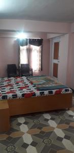 - une chambre avec un grand lit dans l'établissement Hateshwari Guest House, à Shimla
