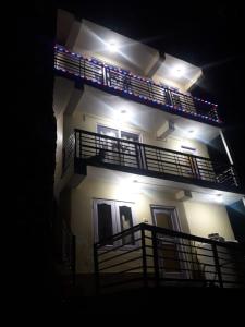 - un bâtiment avec des escaliers et des lumières en haut dans l'établissement Hateshwari Guest House, à Shimla