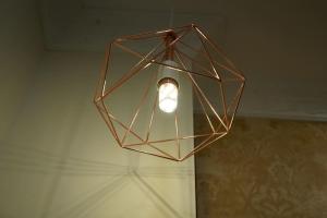 una lampada di rame appesa a un soffitto di Swet Palash Resort a Purulia