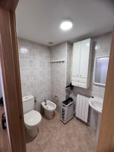 La salle de bains est pourvue de toilettes et d'un lavabo. dans l'établissement Apartamento en Sabiñánigo para grupos con amplia y soleada terraza, à Huesca