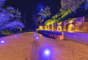 un parque de noche con luces en el suelo en Collection O 90861 Bentong Nature Orchard Homestay, en Kampong Sungai Chendarawi