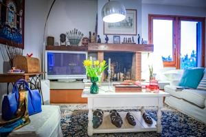 ein Wohnzimmer mit einem Kamin und einem Sofa in der Unterkunft Borgo Spedaletto 5 - Dolcevita Holiday in Grassina