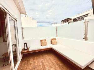 biała ławka w pokoju z oknem w obiekcie Lantia Rooftop House w mieście Arrecife
