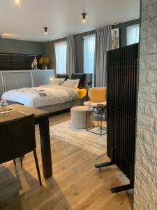 1 dormitorio con 1 cama y comedor en Guestsuite The Nest, en Wielsbeke