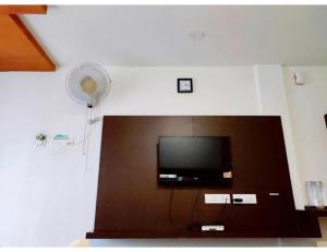 sala de estar con TV de pantalla plana en la pared en Sea Lounge, Port Blair en Port Blair