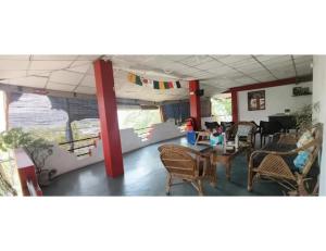 una sala de estar con sillas y una mesa y una habitación en Sea Lounge, Port Blair en Port Blair