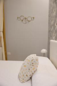 une paire de lunettes assise sur un lit dans l'établissement Enchanting Suites Salerno, à Salerne