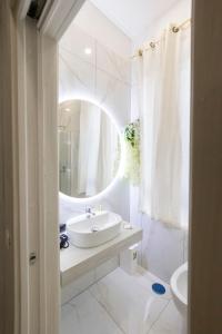 Ein Badezimmer in der Unterkunft Enchanting Suites Salerno
