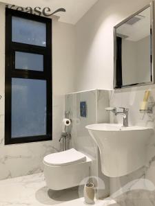 bagno con lavandino, servizi igienici e specchio di Kease Yasmin A-3 Royal touch AG44 a Riyad