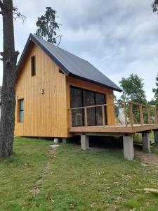 Cabaña nórdica en la naturaleza