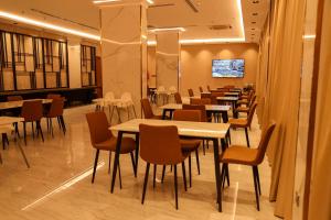 a row of tables and chairs in a restaurant at فندق مكوث in Az Zulfi