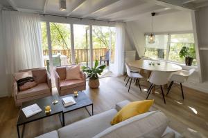 a living room with a couch and a table at Het mooiste vakantiehuisje in Durbuy in Durbuy