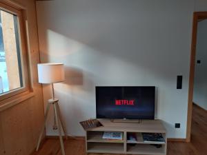 Televízia a/alebo spoločenská miestnosť v ubytovaní Fuxrevier