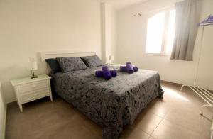 Un pat sau paturi într-o cameră la Apartamento Ancla I Old town & Playa Chica