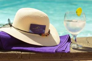 un sombrero de paja y un vaso de agua en una toalla en Beach - Sun apartament - Sol y Playa Puerto del Carmen, en Puerto del Carmen