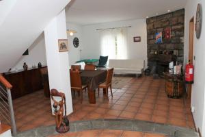 een woonkamer met een tafel en een eetkamer bij Batalha House in Ponta Delgada