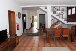 una sala da pranzo e un soggiorno con tavolo e TV di Batalha House a Ponta Delgada