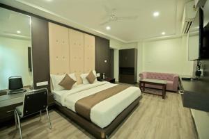 Un dormitorio con una cama, un escritorio y un televisor. en Dasmaya resort, en Udaipur