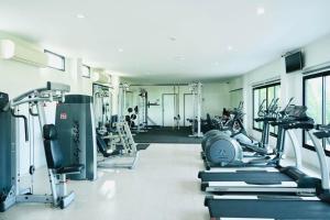 - une salle de sport avec plusieurs tapis de course et machines dans l'établissement The Galla Hotel, à Ranong