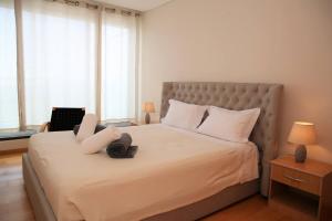 sypialnia z łóżkiem z dwoma kapeluszami i ręcznikami w obiekcie Rooftop Terrace Apartment PDL w mieście Ponta Delgada
