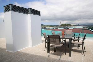 d'une terrasse sur le toit avec une table et des chaises. dans l'établissement Rooftop Terrace Apartment PDL, à Ponta Delgada