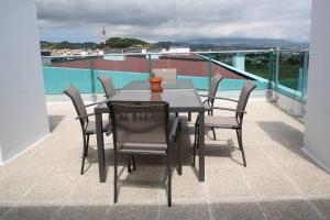 uma mesa de jantar e cadeiras numa varanda em Rooftop Terrace Apartment PDL em Ponta Delgada