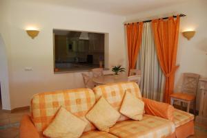 een woonkamer met een bank en een tafel bij Pestana Golf Resort - T2 71d in Carvoeiro